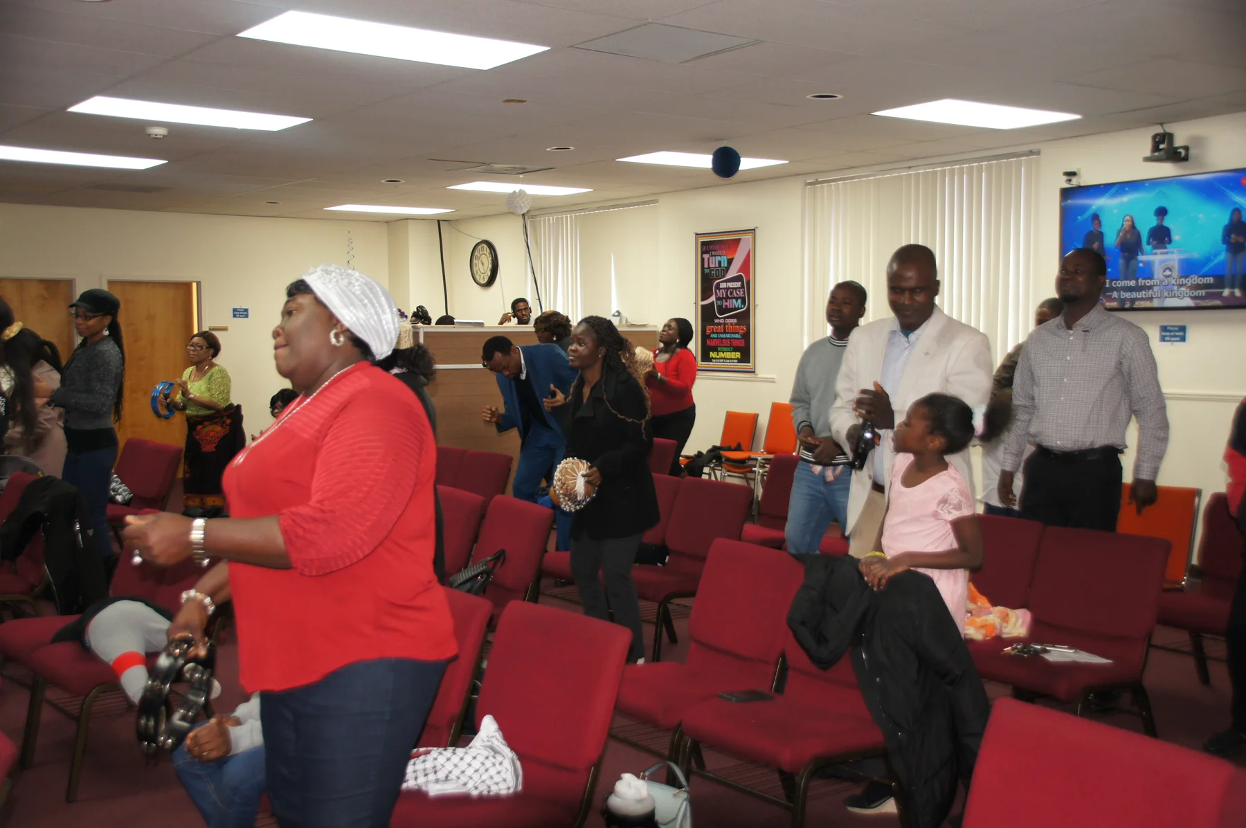 The Mount Zion congregation worshipping together
